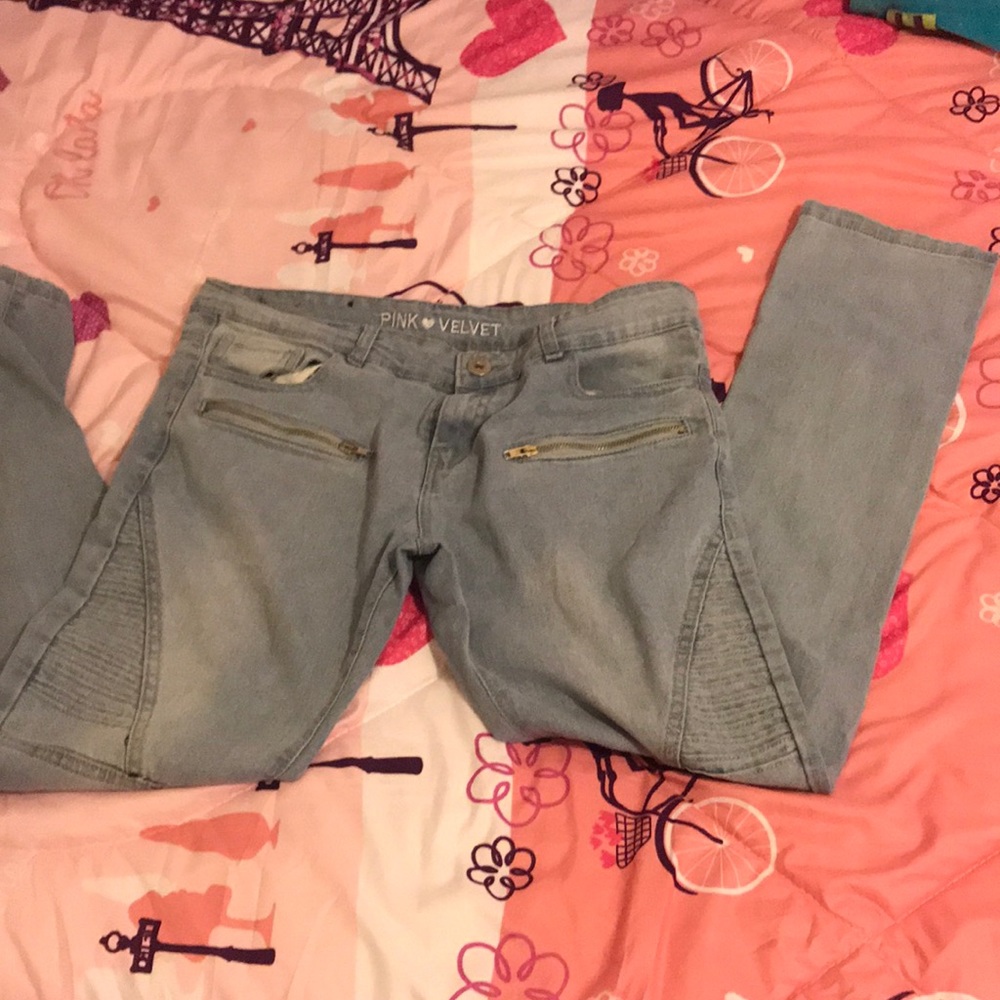 Hello! I am selling a pair of jeans